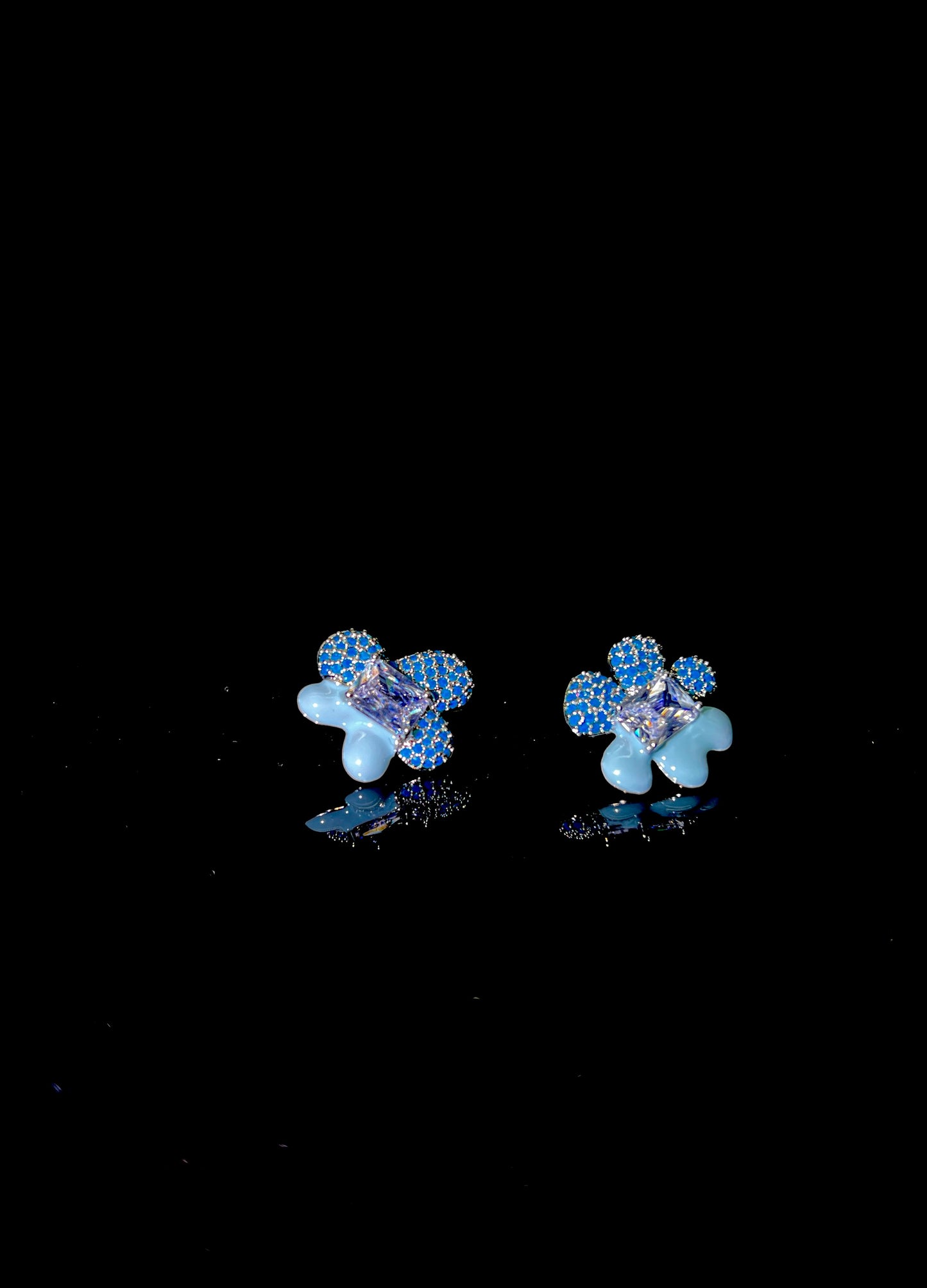 Charming Blue Flower Earrings: Delicate & Vibrant