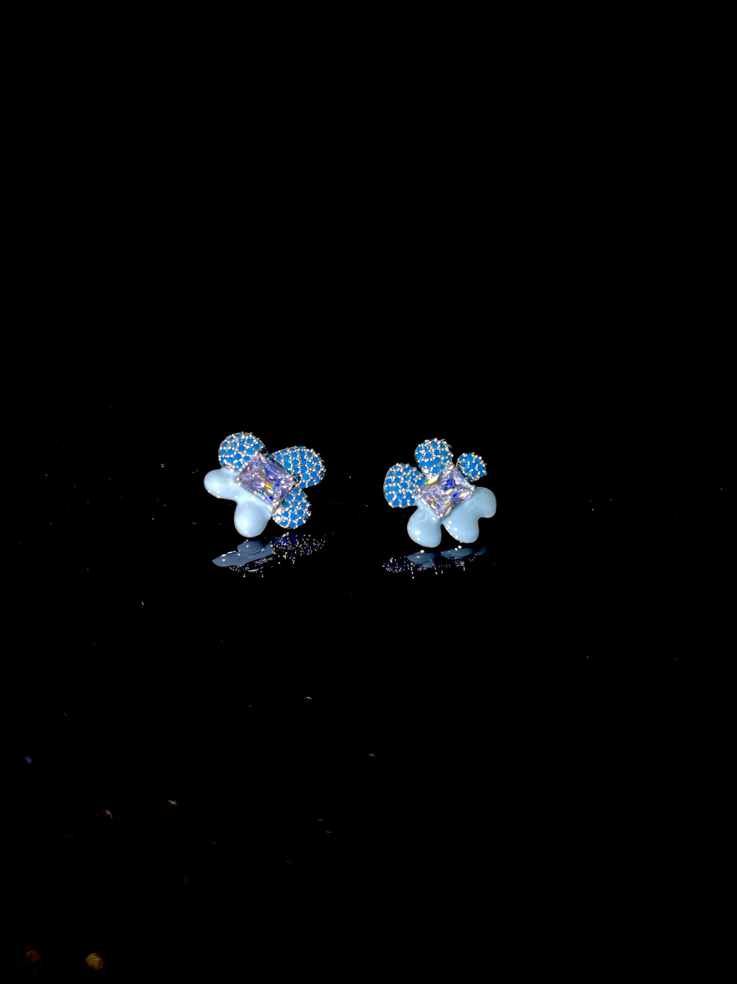 Charming Blue Flower Earrings: Delicate & Vibrant