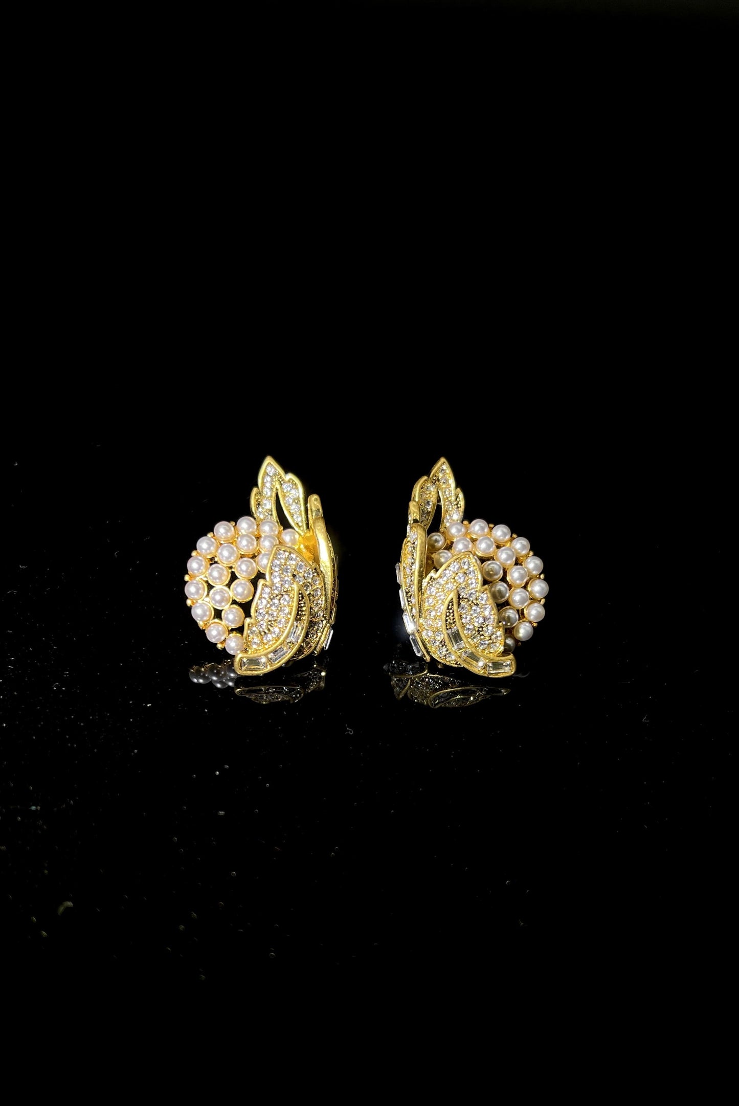 Swan Pearl Earrings: Luxurious Elegance